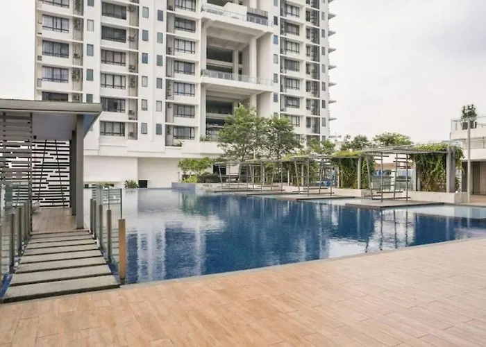 Huge City View Balcony - Netflix