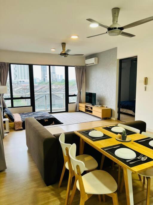 Huge View Balcony - Netflix Apartment Subang Jaya