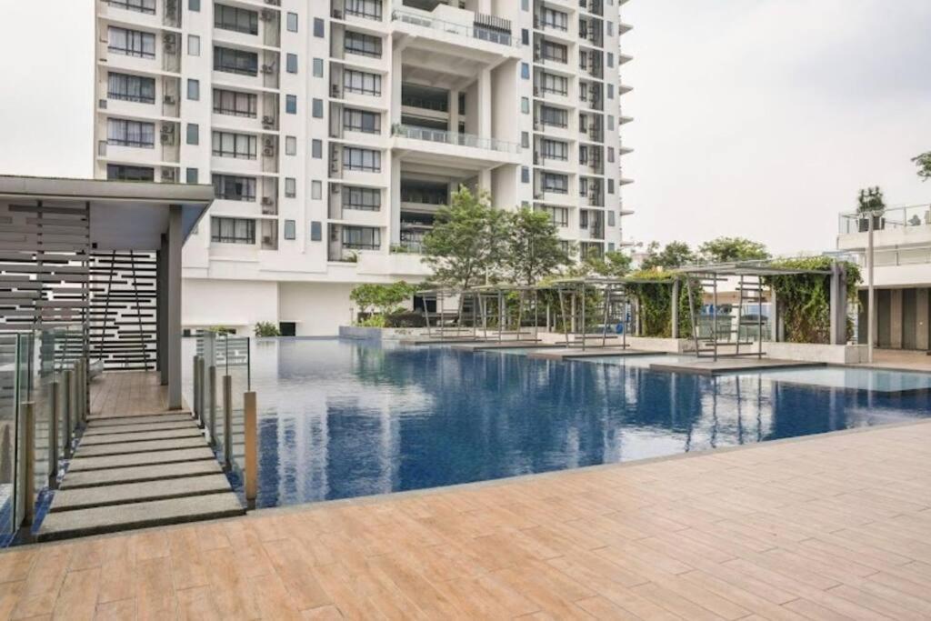 Huge View Balcony - Netflix Subang Jaya