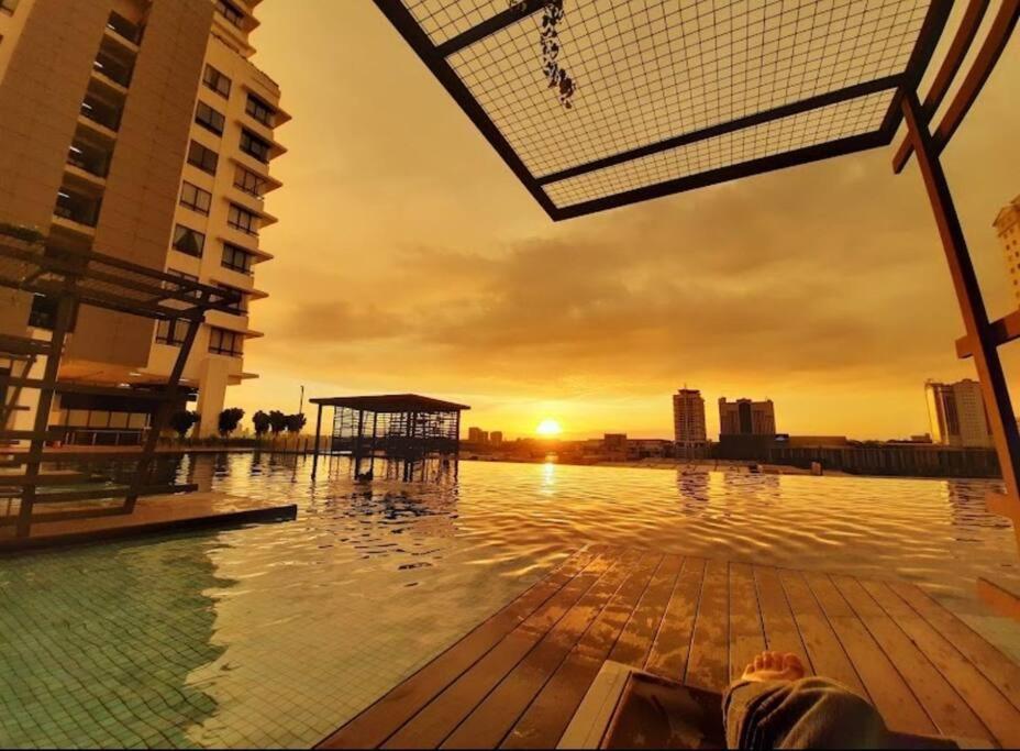 Huge View Balcony - Netflix Apartment Subang Jaya