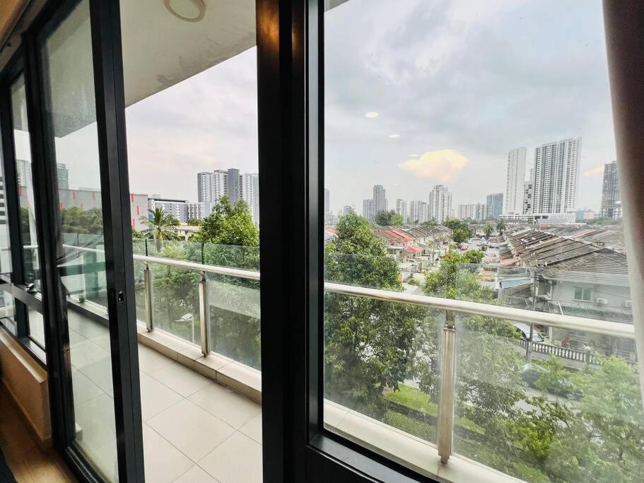 Huge View Balcony - Netflix Apartment Subang Jaya